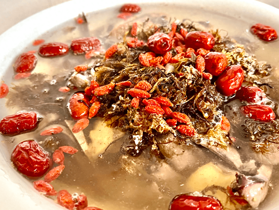 美食·磨黑回心草炖猪心汤