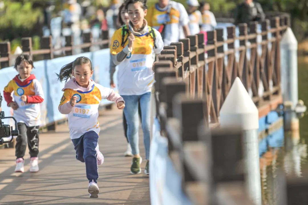 秘境百马创始人金飞豹为亲子跑家庭支招：三步轻松达成亲子跑挑战