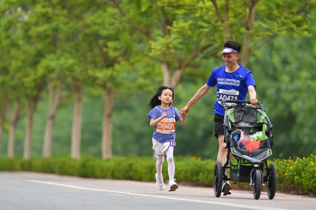 秘境百马创始人金飞豹为亲子跑家庭支招：三步轻松达成亲子跑挑战