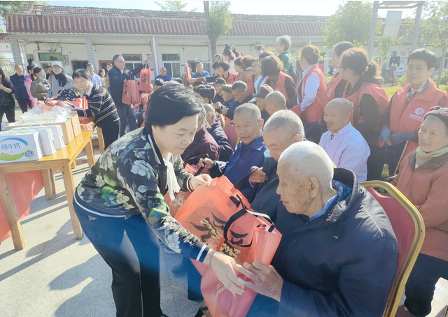 【暖心】写在武穴市慈善会“爱在重阳节·情满福利院”活动之际