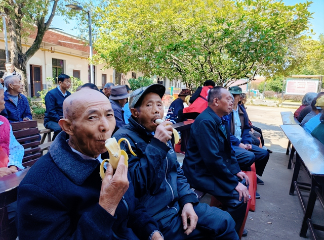 【暖心】写在武穴市慈善会“爱在重阳节·情满福利院”活动之际