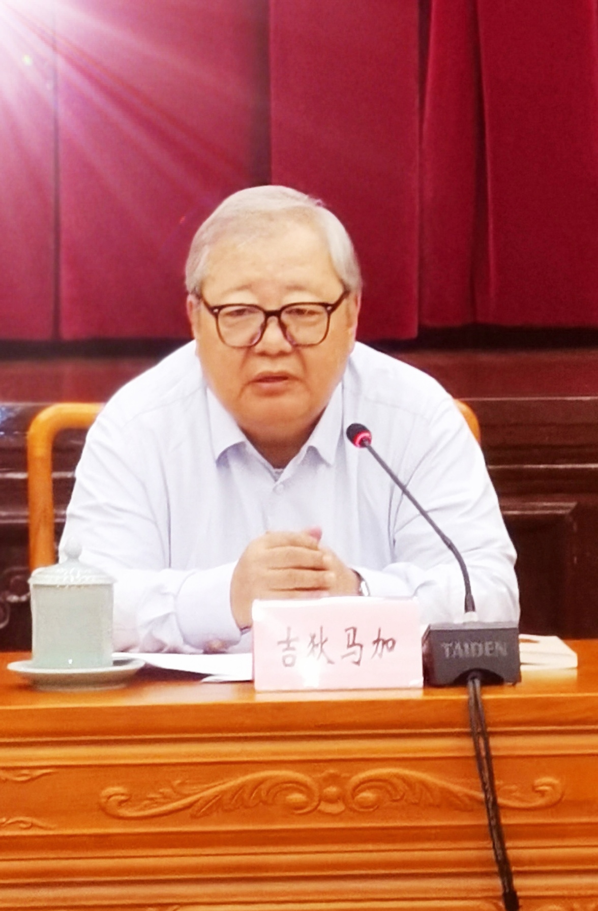 长篇报告文学《阿佤法官鲍卫忠》研讨会在昆明震庄宾馆召开