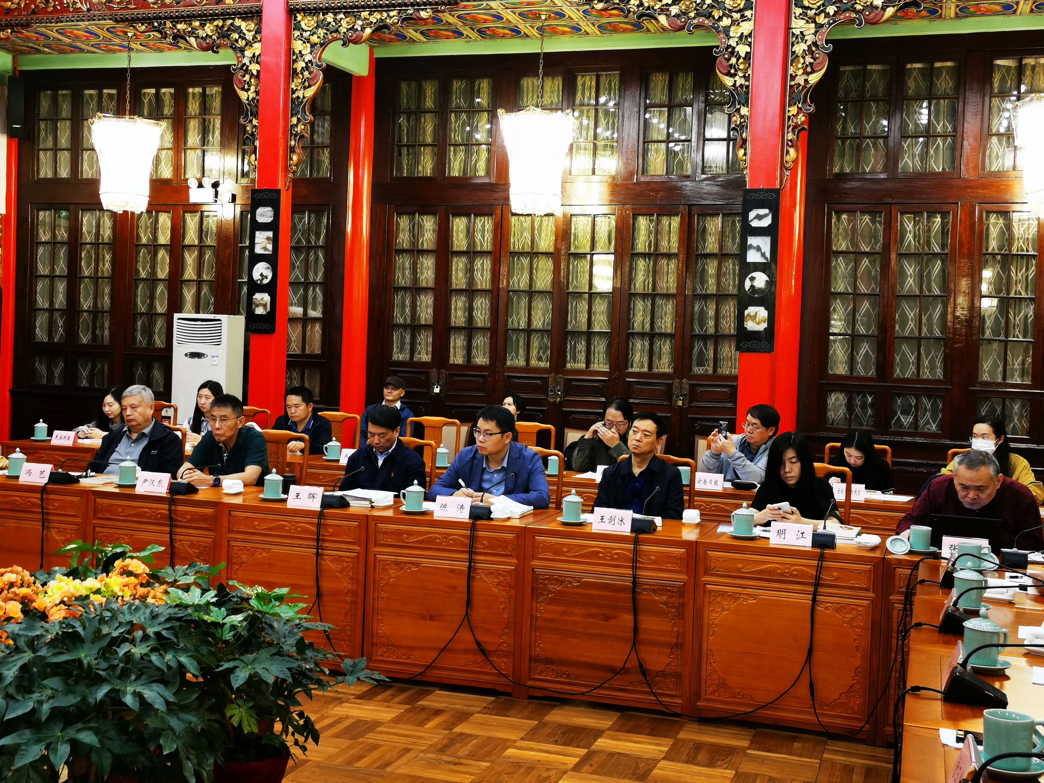 长篇报告文学《阿佤法官鲍卫忠》研讨会在昆明震庄宾馆召开