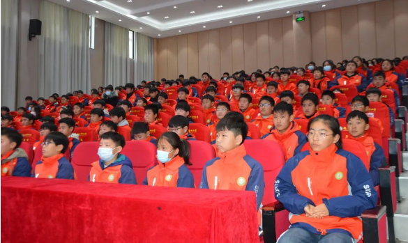 “法律面前人平等 校园内外预防欺凌”—— 全国劳模、中国好人、颍上县人大常委杨传武走进管小宣讲法治教育