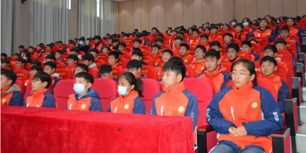 “法律面前人平等 校园内外预防欺凌”—— 全国劳模、中国好人、颍上县人大常委杨传武走进管小宣讲法治教育