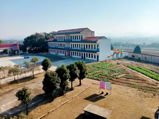 陈静峰：一位勤奋务实的好校长