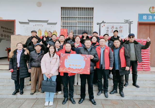 【头条】湖北庆诚商砼公司连续十多年向盘塘社区“夕阳红”发放年货