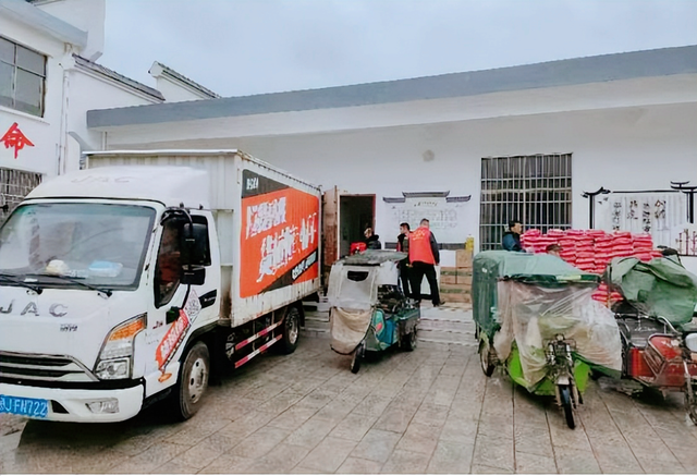 【头条】湖北庆诚商砼公司连续十多年向盘塘社区“夕阳红”发放年货