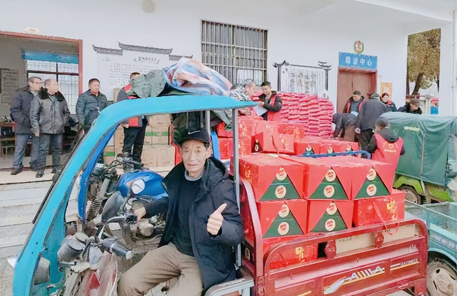 【头条】湖北庆诚商砼公司连续十多年向盘塘社区“夕阳红”发放年货