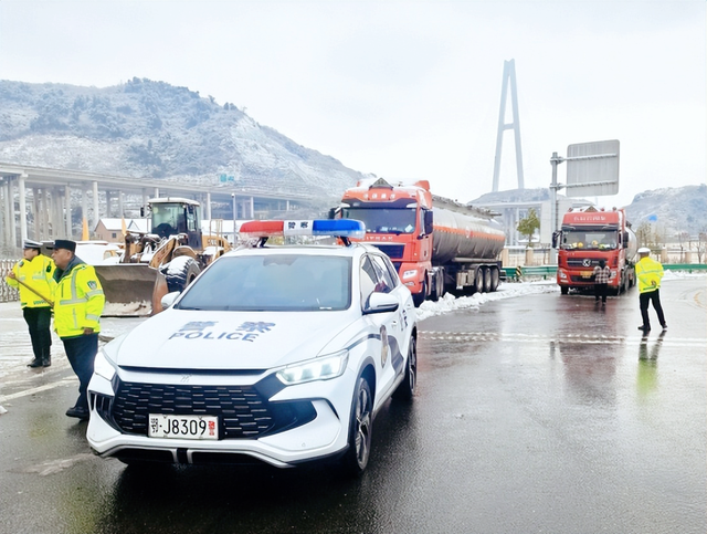 【今日黄冈】武穴交警助企暖人心 企业诚挚感谢送锦旗