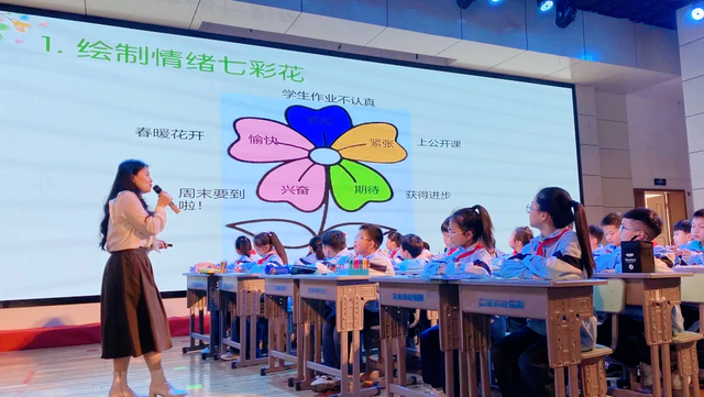 武穴市举办中小学心理健康优质课展示暨课程标准培训会