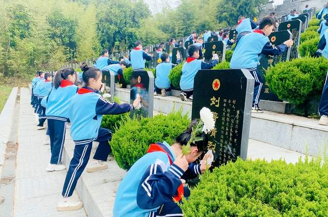 【今日黄冈·特别报道】武穴市开展“铸魂·2024·清明祭英烈”主题祭扫活动