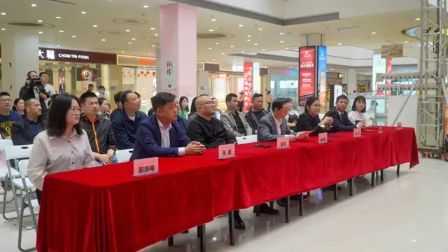 【今日黄冈】武穴市隆重举行“戎耀港城”社会化拥军单位授牌仪式