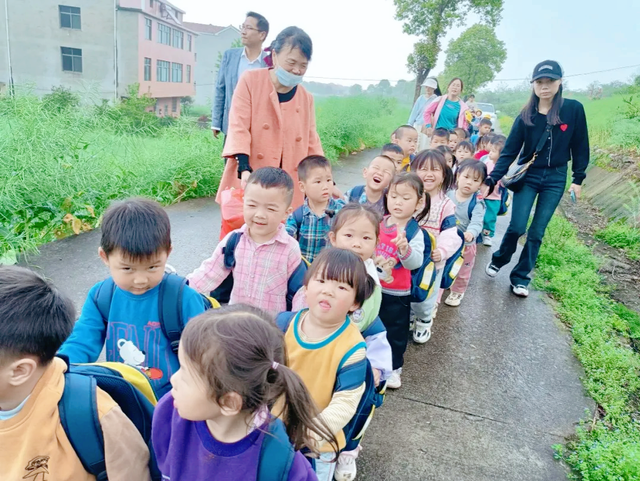 【今日黄冈】武穴市永宁幼儿园大法寺实验园区开展“亲近自然 拥抱春天”研学活动
