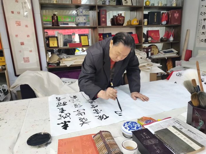 从陆维钊到侯鸿钧：蜾扁体书法的传承与发展 