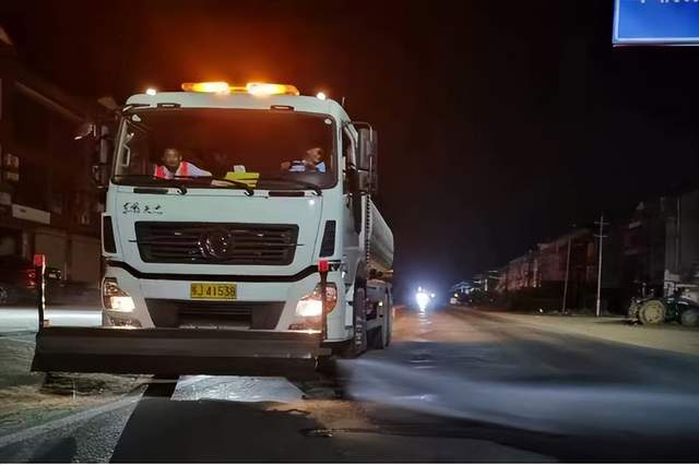 【时事快讯】武穴市公路事业发展中心：夜幕下快速应急抢险保畅被点赞！