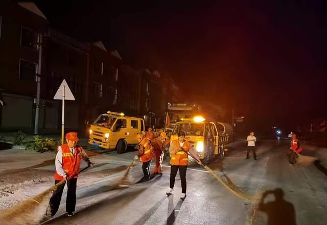 【时事快讯】武穴市公路事业发展中心：夜幕下快速应急抢险保畅被点赞！
