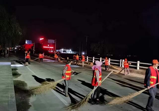【时事快讯】武穴市公路事业发展中心：夜幕下快速应急抢险保畅被点赞！