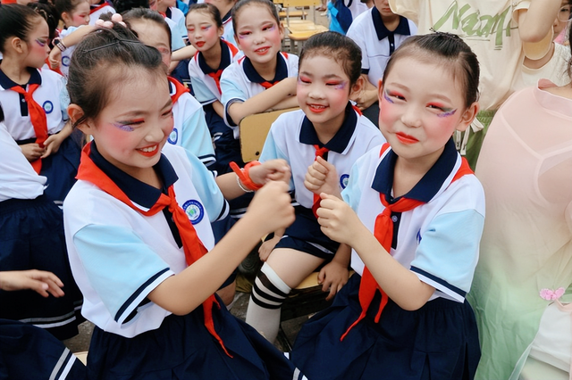 童年七彩梦 双减展风姿——武穴市第二实验小学松山咀校区庆“六一”文艺汇演精彩纷呈