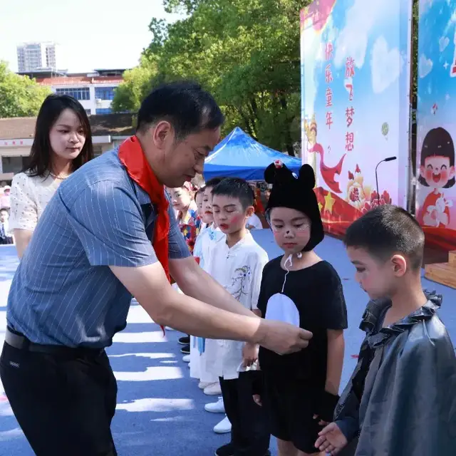 童心齐逐梦 “艺”起向未来——武穴市东方红小学举行庆“六一”文艺汇演暨表彰大会