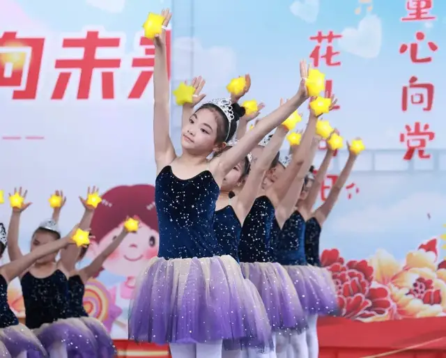 童心齐逐梦 “艺”起向未来——武穴市东方红小学举行庆“六一”文艺汇演暨表彰大会