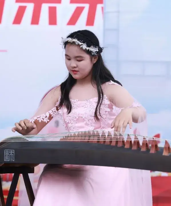 童心齐逐梦 “艺”起向未来——武穴市东方红小学举行庆“六一”文艺汇演暨表彰大会