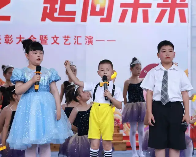 童心齐逐梦 “艺”起向未来——武穴市东方红小学举行庆“六一”文艺汇演暨表彰大会