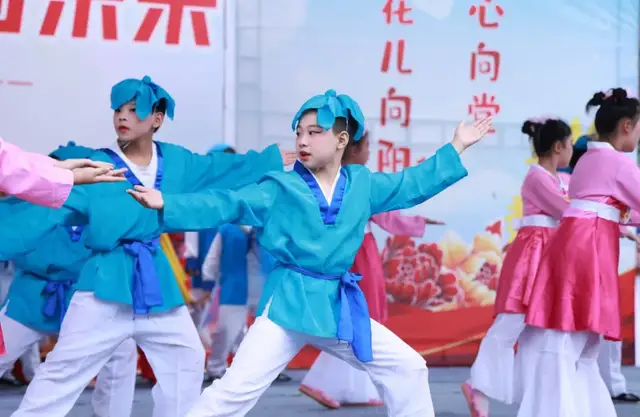 童心齐逐梦 “艺”起向未来——武穴市东方红小学举行庆“六一”文艺汇演暨表彰大会