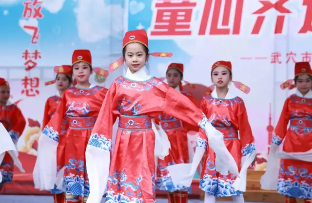 童心齐逐梦 “艺”起向未来——武穴市东方红小学举行庆“六一”文艺汇演暨表彰大会