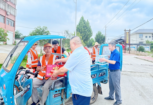 【今日黄冈】武穴市农村公路事业发展中心：烈日炎炎送清凉、情系一线暖人心！