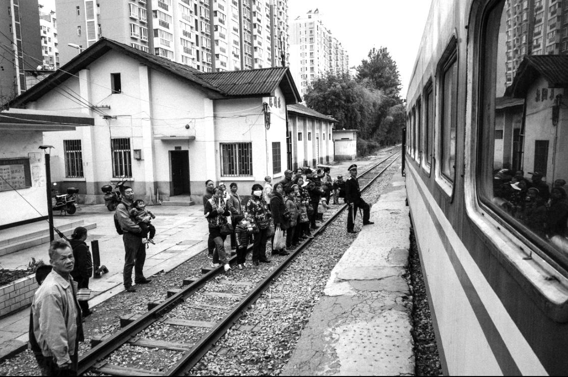 若将中秋对折，一半是月色，一半是秋色