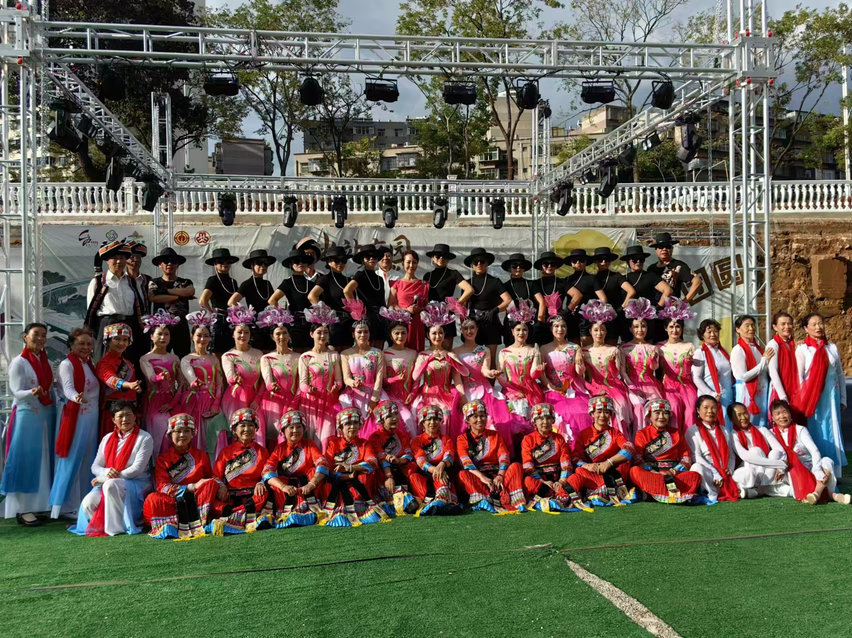 若将中秋对折，一半是月色，一半是秋色