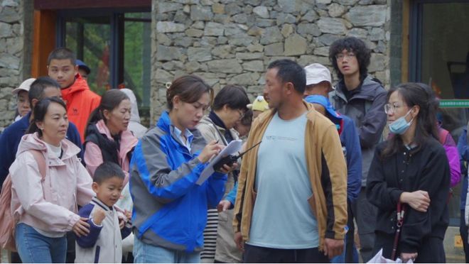 构筑服务桥梁，暖心服务展风采