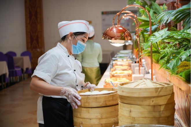 构筑服务桥梁，暖心服务展风采