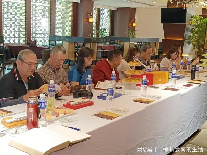 “姐，你回来了，欢迎回家”