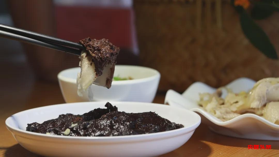 五花肉沾猪血 保山市委宣传部 供图