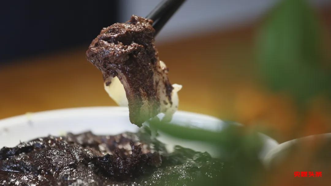 五花肉沾猪血 保山市委宣传部 供图