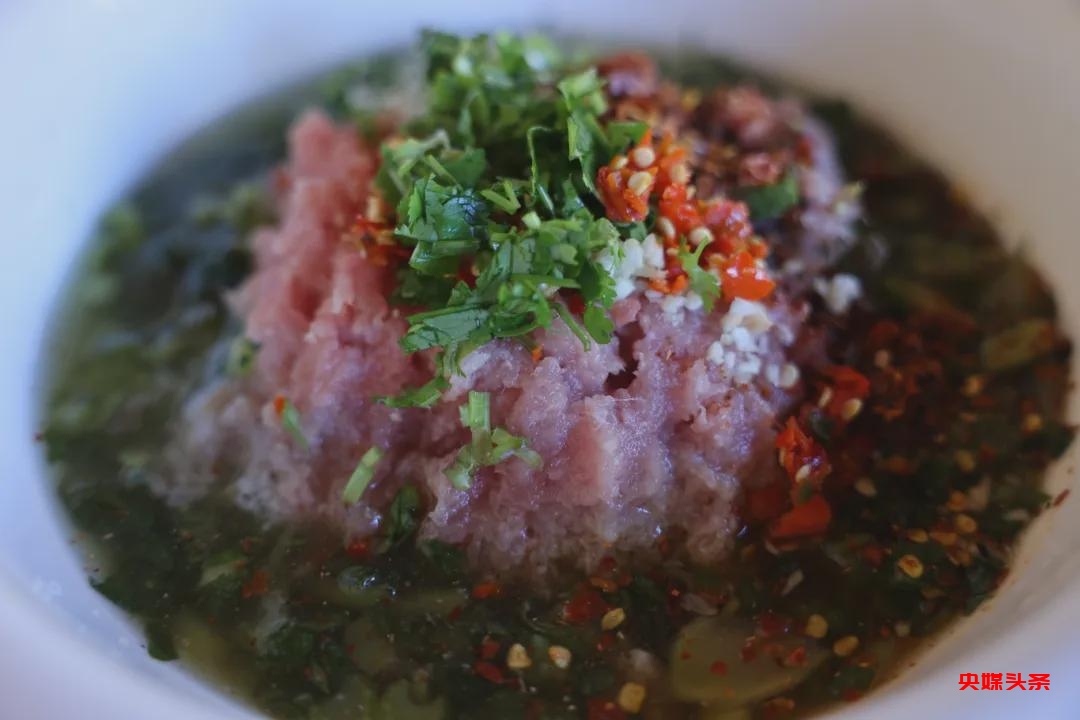 水腌菜拌生肉 保山市委宣传部 供图