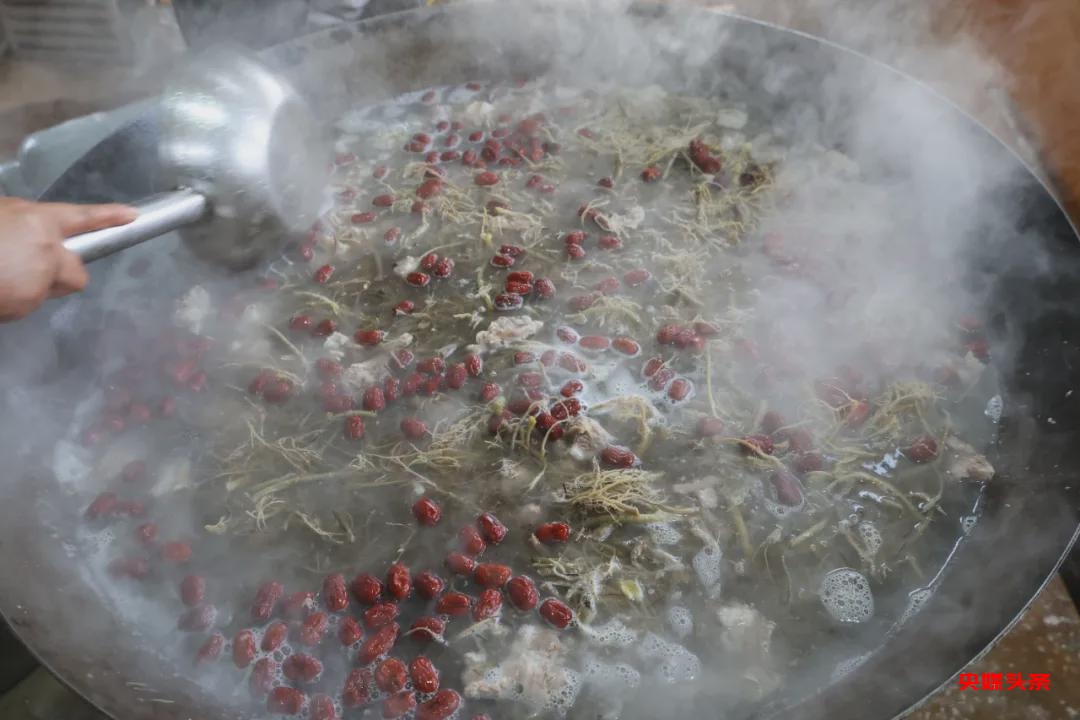 三七根炖排骨 文山州委宣传部 供图