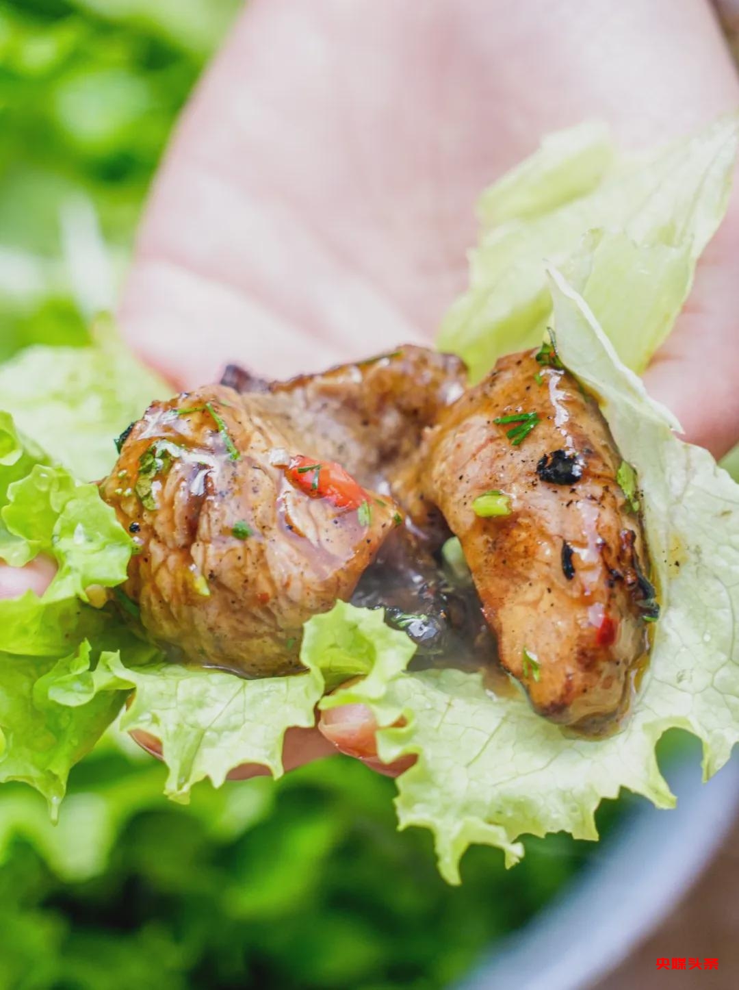 炭烤五花肉 胡佩灵 摄
