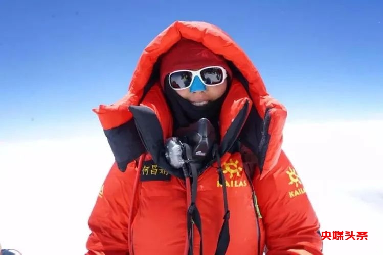 云南首部女性创作的登山纪实文学作品《云裳巅峰》在昆首发