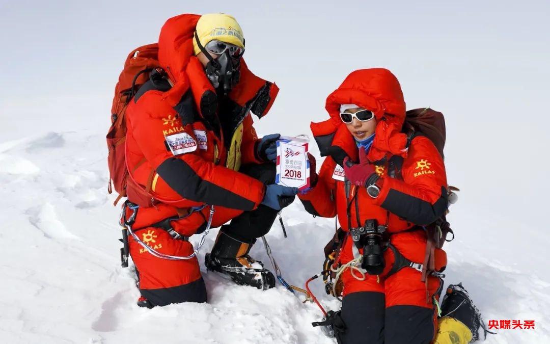 云南首部女性创作的登山纪实文学作品《云裳巅峰》在昆首发